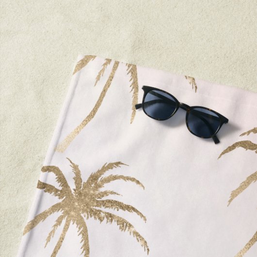 Serviette De Plage Palmiers tropicaux en or rose vif (En situation)