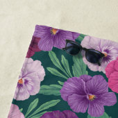 Serviette De Plage Pansies colorées sur bleu vert foncé (En situation)