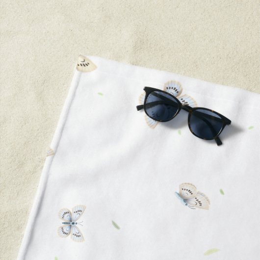 Serviette De Plage Papillons bleus et crème Charmante Faune de jardin (En situation)