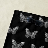 Serviette De Plage Papillons en argent noir motif nom script (En situation)