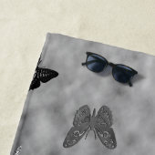 Serviette De Plage Papillons noirs et blancs (En situation)