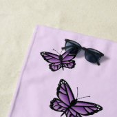 Serviette De Plage Papillons Violets Et Nom Personnalisé (En situation)