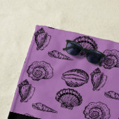 Serviette De Plage Par Sea Shells Nom du monogramme (En situation)
