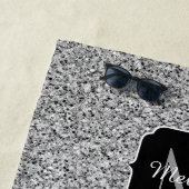 Serviette De Plage Parties scintillant gris argent scintille Monogram (En situation)