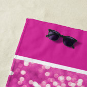 Serviette De Plage Parties scintillant rose chaud Bokeh Monogramme (En situation)