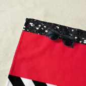 Serviette De Plage Parties scintillant rouge Noir Brush Stroke Monogr (En situation)