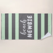 Serviette De Plage Pastel Green Stripes Texte personnalisé Plage NEWB (Devant)
