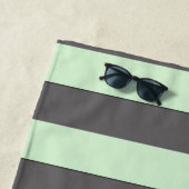 Serviette De Plage Pastel Green Stripes Texte personnalisé Plage NEWB (En situation)