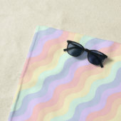 Serviette De Plage Pastel Rainbow Waves Beach Towne (En situation)