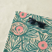 Serviette De Plage Pastel Rose & Motif de verdure botanique (En situation)