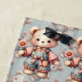 Serviette De Plage Pastel Teddy Bear Holding Flower Wear Overalls (En situation)