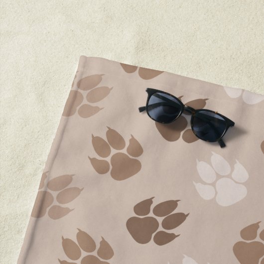 Serviette De Plage Patrouilles De Chien Beige Avec Nom Et Monogramme (En situation)