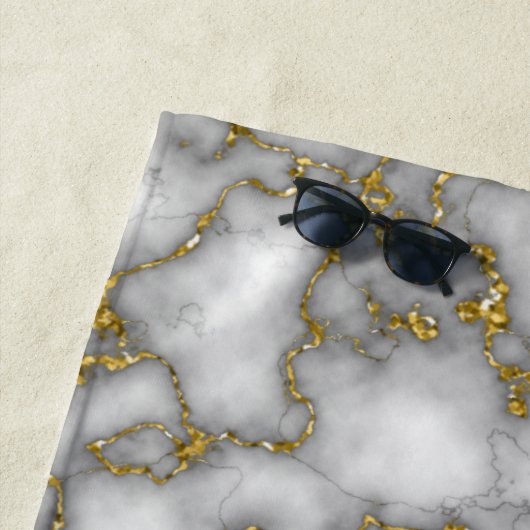 Serviette De Plage Pattern de Chic White Gold Foil (En situation)