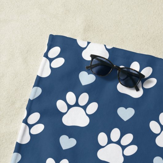 Serviette De Plage Pattern of paws, Dog paws, White paws, Blue Hearts (En situation)