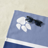 Serviette De Plage Pattes de chien blanches sur fond bleu avec nom pe (En situation)