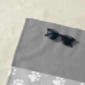 Serviette De Plage Pattes de chien grises et blanches et os avec nom (En situation)
