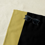 Serviette De Plage Paw chien brillant or sur arrière - plan noir (En situation)