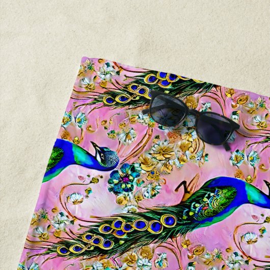 Serviette De Plage Peacock bleu Iridescente, or sur rose (En situation)