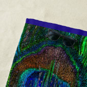 Serviette De Plage Peacock Vibrant Plumes Etching Style Décor sur un (En situation)