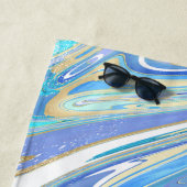 Serviette De Plage Pearlescent Aqua & Gold en marbre liquide (En situation)