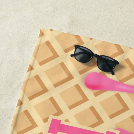 Serviette De Plage Perche de crème glacée rose personnalisée (En situation)