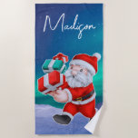 Serviette De Plage Père Noël est en route Northern Lights Christmas<br><div class="desc">Père Noël est en route Northern Lights Christmas design personnalisé avec nom en écriture cool.</div>