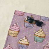 Serviette De Plage Personalized Purple Glitter Cupcake (En situation)
