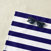 Serviette De Plage Personnalisé De La Marine Et Des Blancs (En situation)