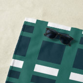 Serviette De Plage Personnalisé Turquoise bleu À damiers plaid (En situation)