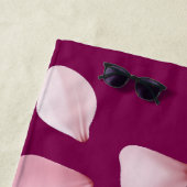 Serviette de plage personnalisée avec monogramme e (En situation)