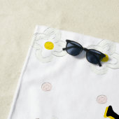 Serviette de plage personnalisée avec nom Daisy, e (En situation)