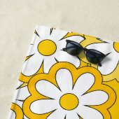 Serviette de plage personnalisée avec nom Daisy, e (En situation)