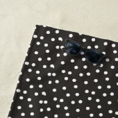Serviette de plage personnalisée B&W Polka Dot Bea (En situation)