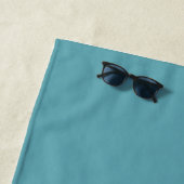 Serviette de plage personnalisée bleue (En situation)