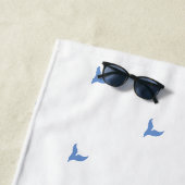 Serviette de plage personnalisée de baleine (En situation)