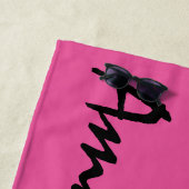 Serviette de plage personnalisée rose vif (En situation)