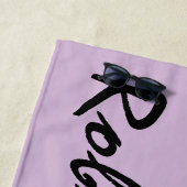 Serviette de plage personnalisée violet clair avec (En situation)