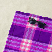 Serviette de plage personnalisée violet rose (En situation)