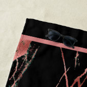 Serviette De Plage Personnaliser de luxe en marbre noir rose (En situation)