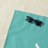 Serviette De Plage Personnaliser le nom, le script blanc / Turquoise (En situation)