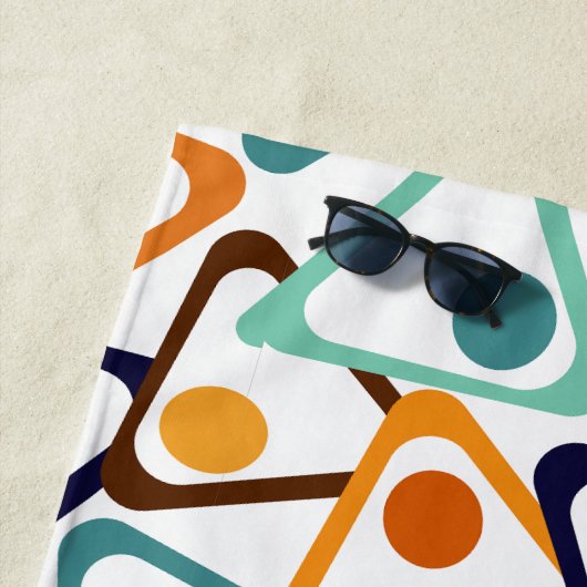 Serviette De Plage Petits triangles les années 70 (En situation)