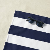 Serviette De Plage Phare nautique Navy & Rayure blanche Monogramme (En situation)