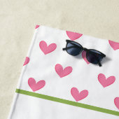 Serviette De Plage Pickleball rose et vert Paddle Monogram Crest (En situation)