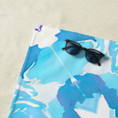 Serviette De Plage Pinceau Abstrait bleu clair et blanc (En situation)