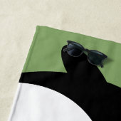 Serviette De Plage Pingouin mignon avec nom manuscrit vert Whimsical (En situation)