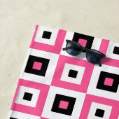 Serviette De Plage Pink Black and White Checkered Squares Pattern (En situation)