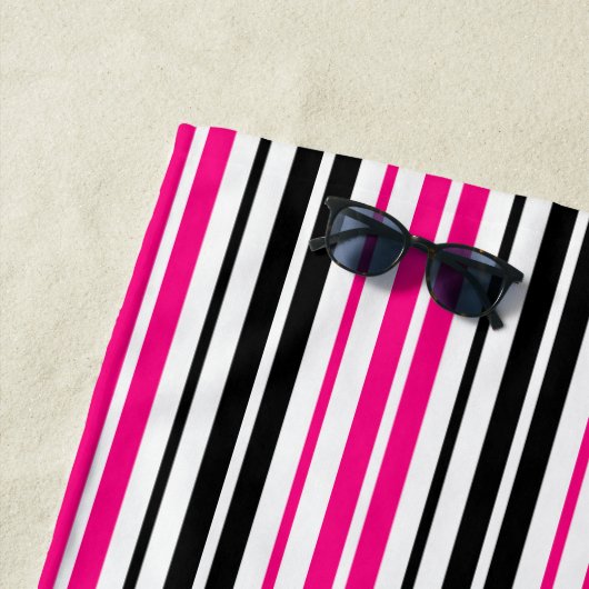 Serviette De Plage Pink Black White Stripes Pattern Design  (En situation)