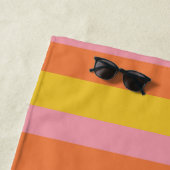 Serviette De Plage Pink Jaune Orange - Rayures d'été Personnalisées (En situation)