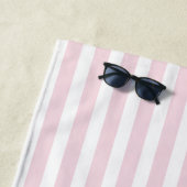 Serviette De Plage Pink Strialized Personnalisé Nom De Script Bridesm (En situation)