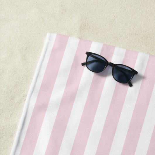 Serviette De Plage Pink Strialized Personnalisé Nom De Script Bridesm (En situation)